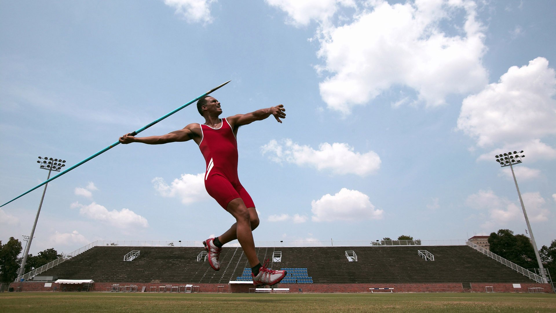 向顶峰挑战之登山赛：攀登者的极限之旅，向山顶攀登作文