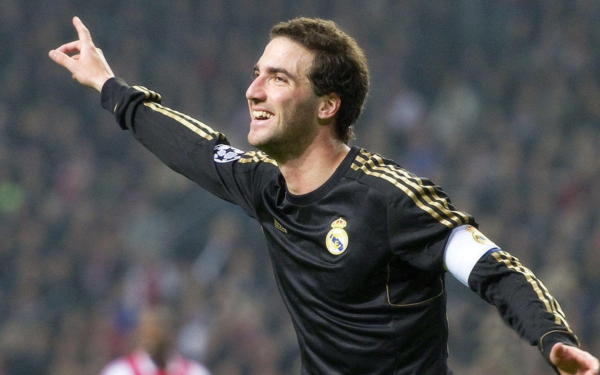 女子足球联赛冠军争夺激烈，女子足球大赛