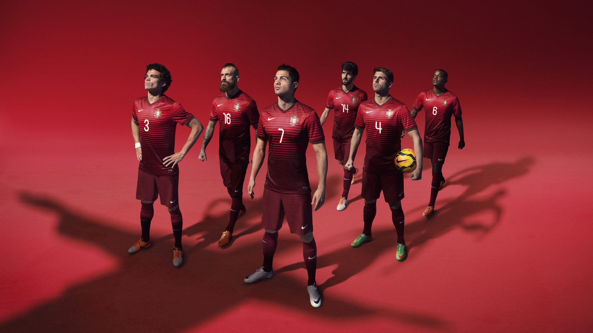 现场氛围：球迷歌声雷动，场内热情高涨！，足球场球迷唱的歌